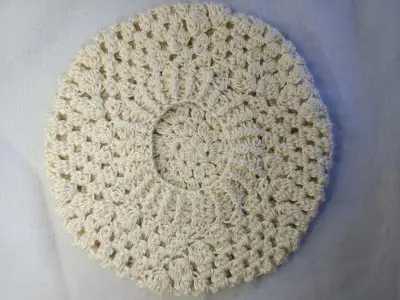 Boina tejida a crochet color crema - miniatura 1