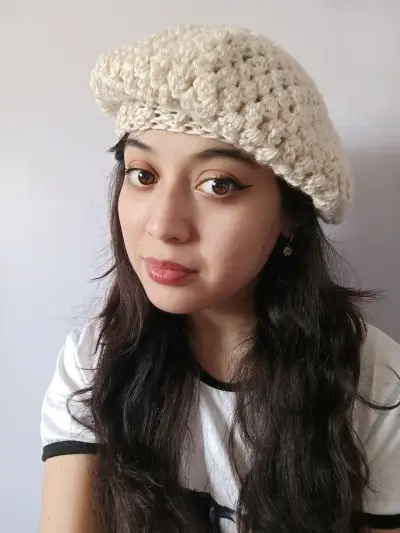 Boina tejida a crochet color crema - miniatura 2