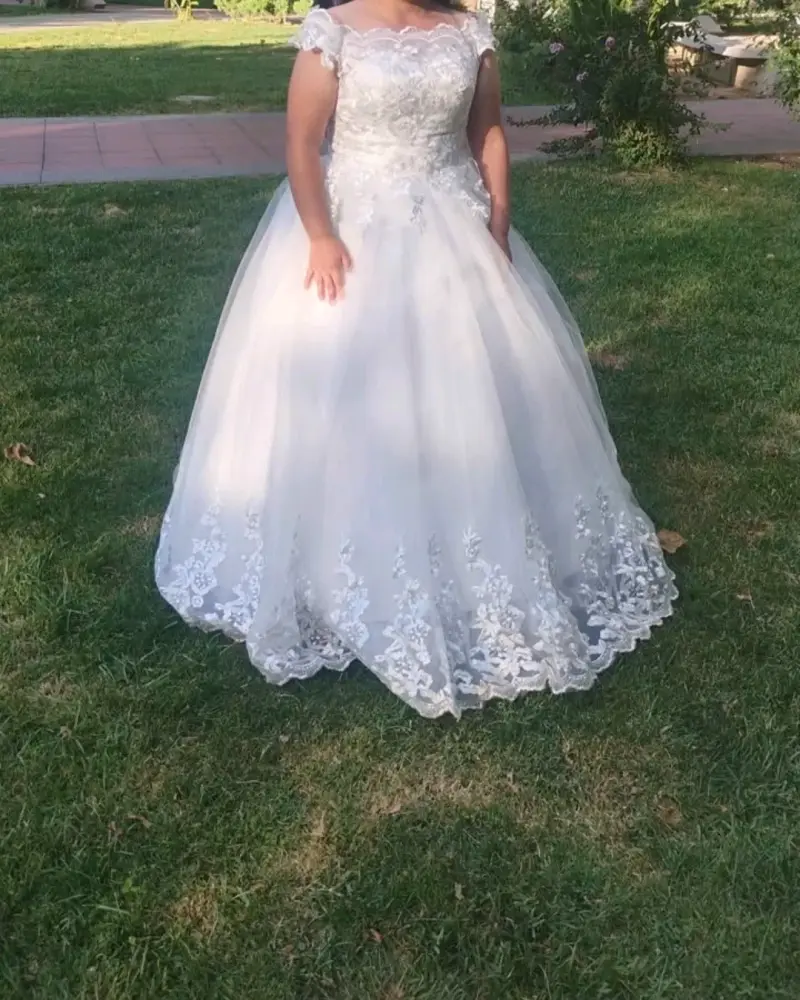 Vestido de novia blanco con encaje y velo largo. - 1