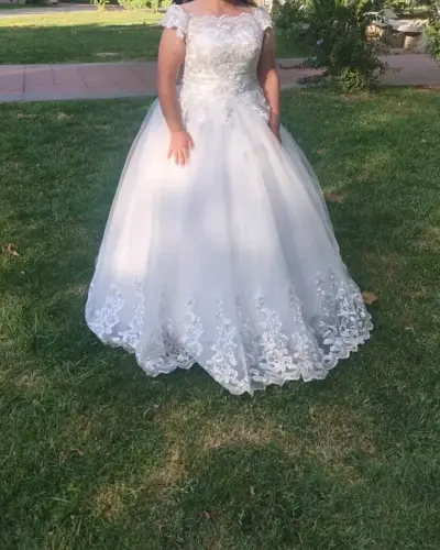 Vestido de novia blanco con encaje y velo largo. - miniatura 1