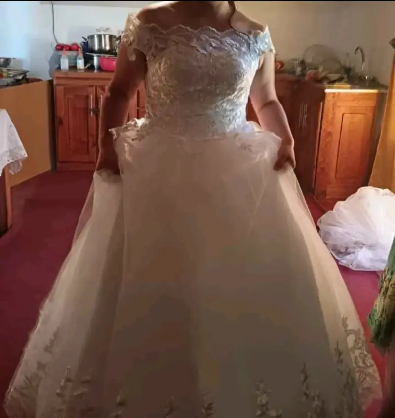 Vestido de novia blanco con encaje y velo largo. - 2