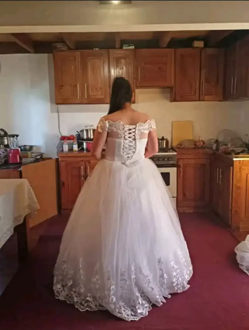 Vestido de novia blanco con encaje y velo largo. - 3