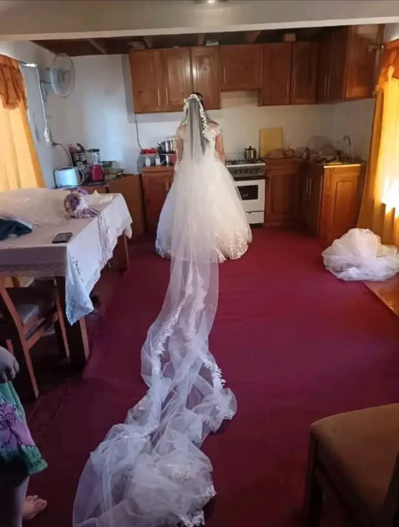 Vestido de novia blanco con encaje y velo largo. - 4