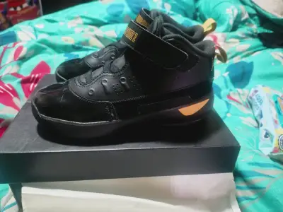 Zapatillas deportivas negras con detalles dorados - miniatura 1