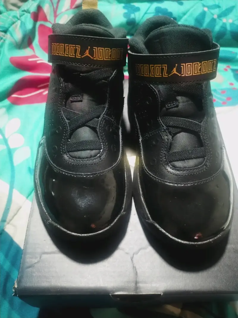 Zapatillas deportivas negras con detalles dorados - 2