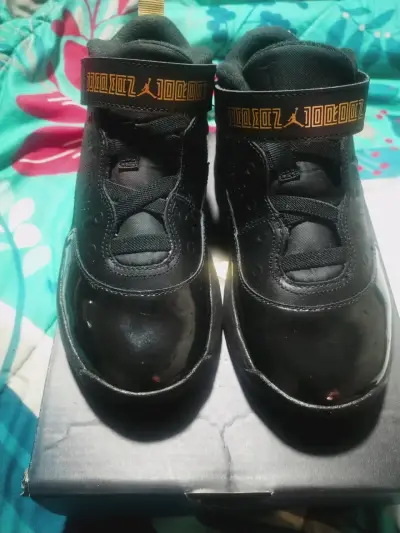 Zapatillas deportivas negras con detalles dorados - miniatura 2
