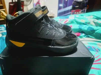 Zapatillas deportivas negras con detalles dorados - miniatura 3