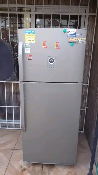 Refrigerador Samsung de dos puertas en buen estado - miniatura 1