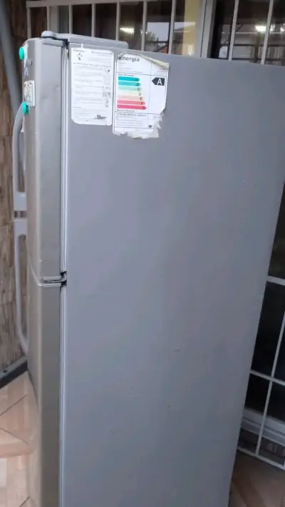 Refrigerador Samsung de dos puertas en buen estado - miniatura 3