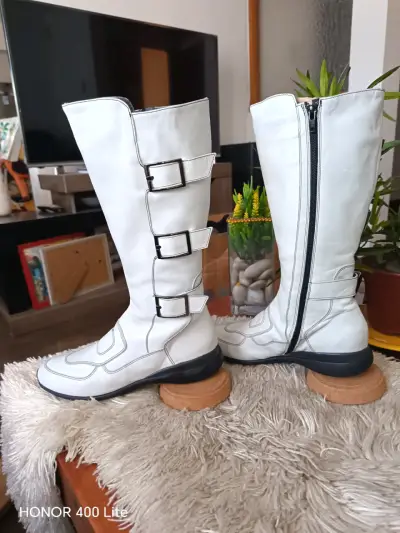Botas altas blancas cuero con hebillas - miniatura 1