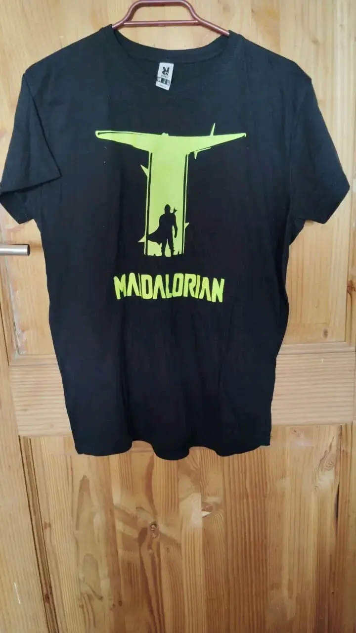 Polera negra con diseño de Mandalorian