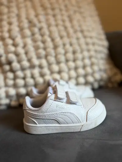 Zapatillas blancas para niños Puma con velcro - miniatura 1