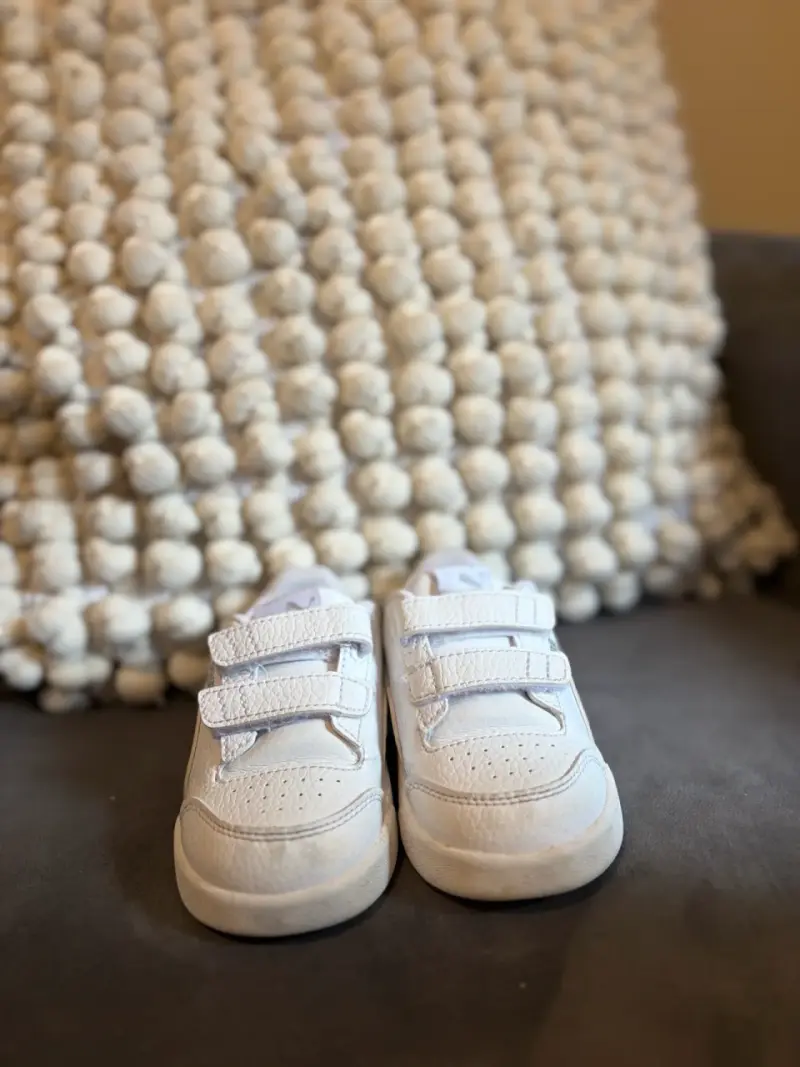 Zapatillas blancas para niños Puma con velcro - 2