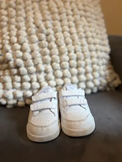 Zapatillas blancas para niños Puma con velcro - miniatura 2