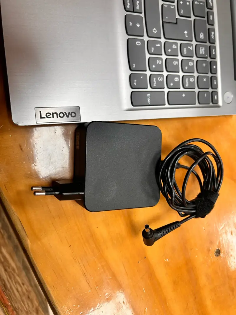 Notebook Lenovo Ideapad 3 con AMD Ryzen 5 - 5