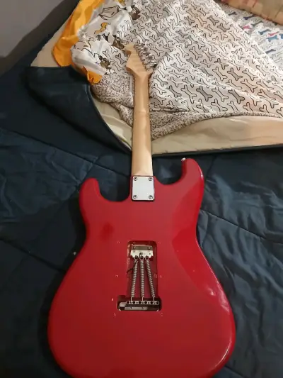 Guitarra eléctrica roja con funda y correa - miniatura 2
