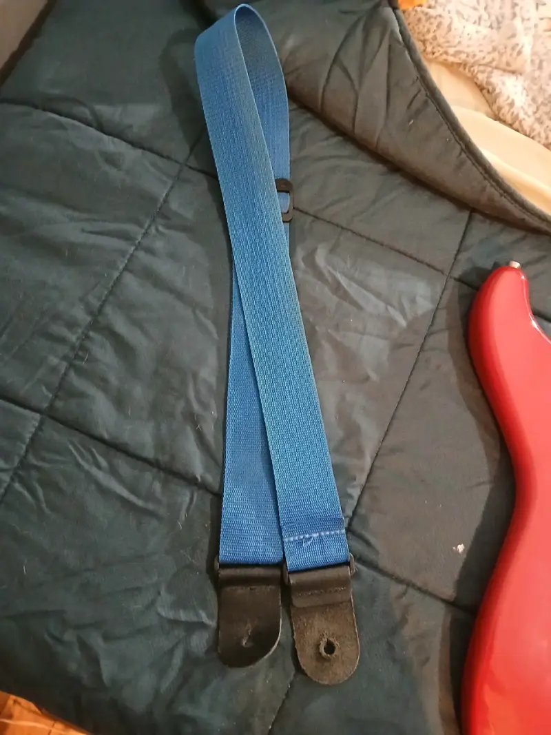 Guitarra eléctrica roja con funda y correa - 3