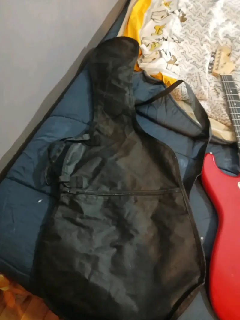 Guitarra eléctrica roja con funda y correa - 4
