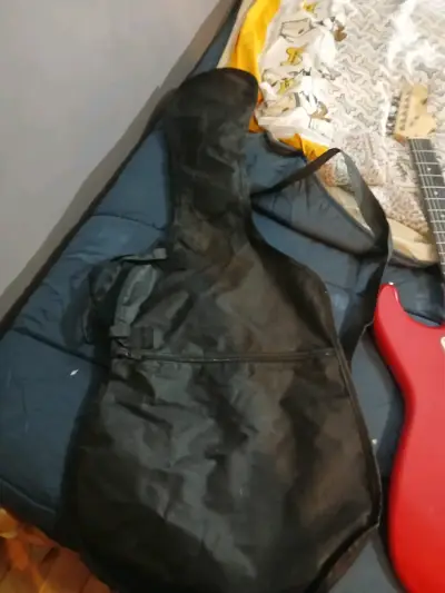 Guitarra eléctrica roja con funda y correa - miniatura 4