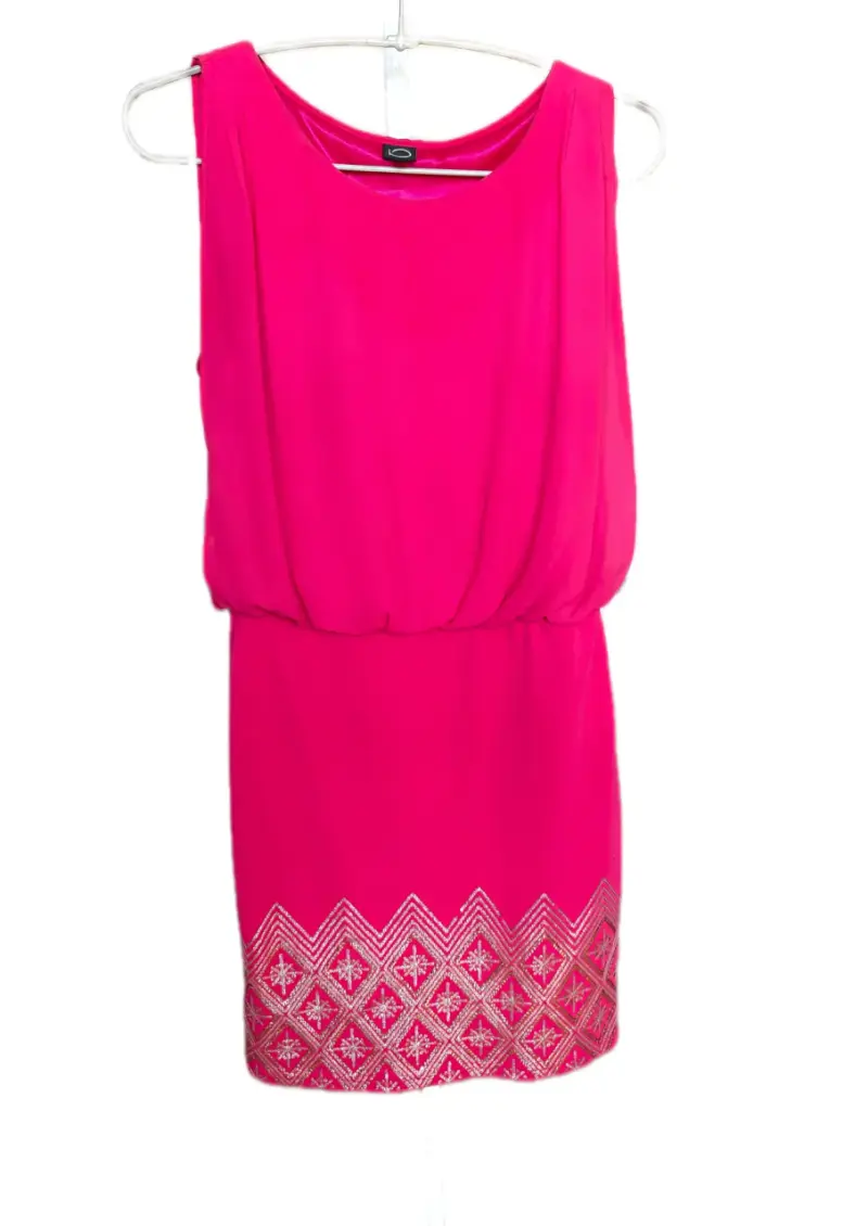 Vestido corto fucsia con bordado geométrico - 2