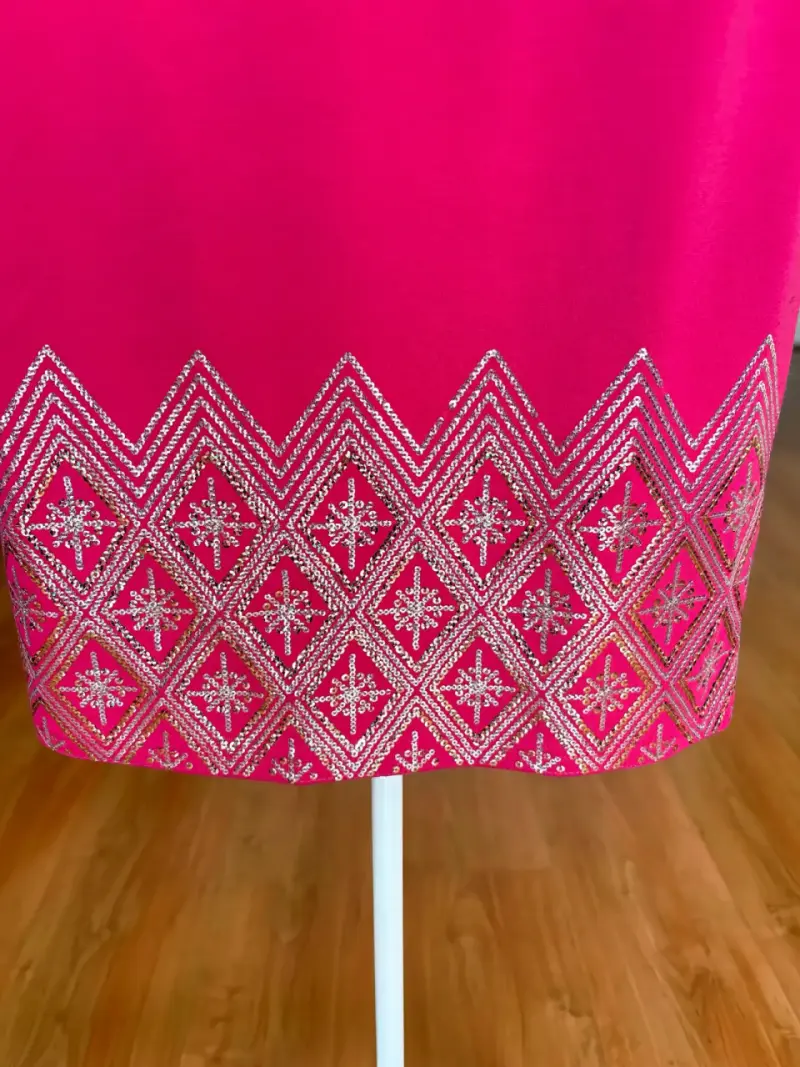 Vestido corto fucsia con bordado geométrico - 3