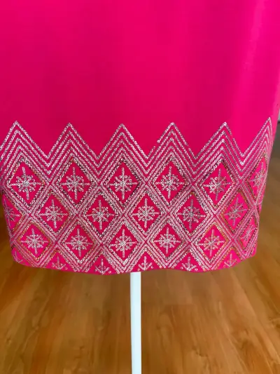 Vestido corto fucsia con bordado geométrico - miniatura 3