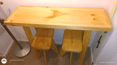 Set de barra con taburetes de madera - miniatura 1