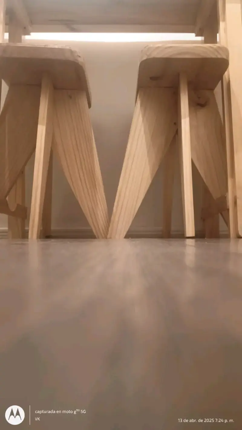 Set de barra con taburetes de madera - 2