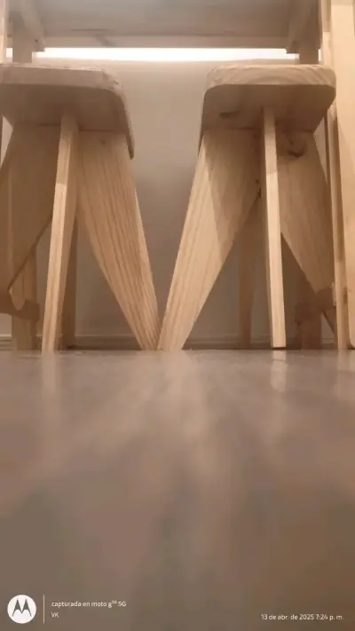Set de barra con taburetes de madera - miniatura 2