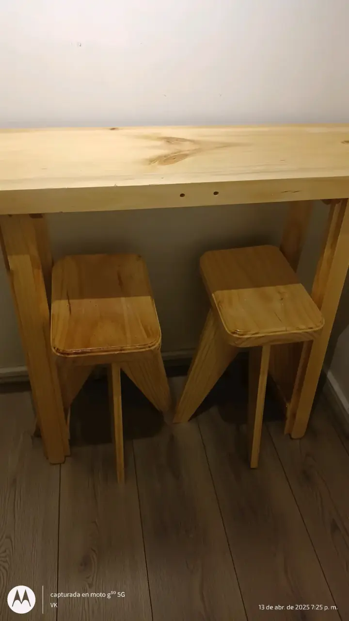 Set de barra con taburetes de madera - 3