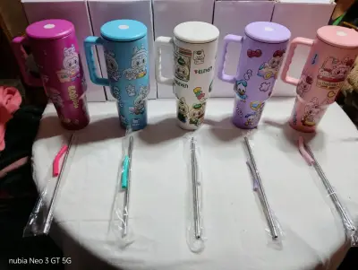 Vasos térmicos con pajilla de colores y diseño animado - miniatura 1
