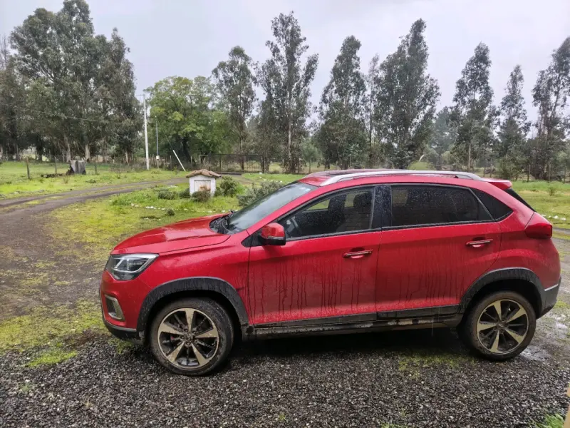 SUV Chery Tiggo 2 Pro rojo en buen estado - 3