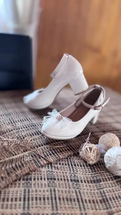 Zapatos de fiesta blancos para niña con adorno floral - miniatura 1