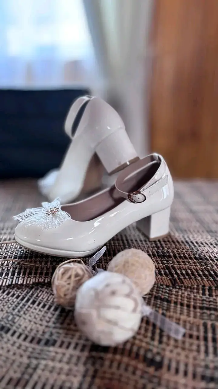 Zapatos de fiesta blancos para niña con adorno floral - 2