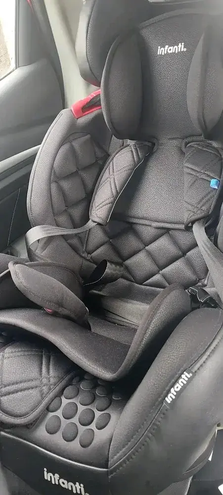 Silla de Auto Infanti Negra con Protección - 1