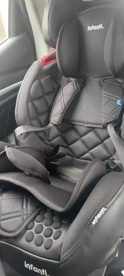 Silla de Auto Infanti Negra con Protección - miniatura 1