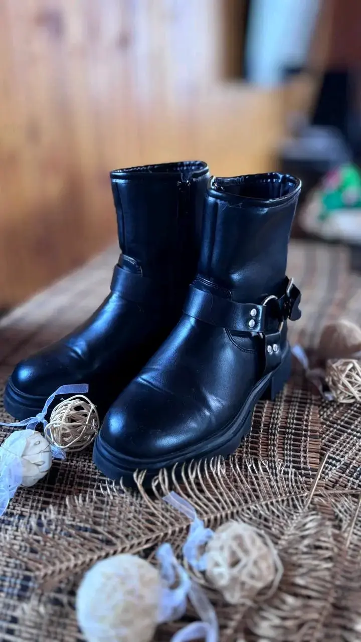 Botas negras de cuero estilo motero - 1
