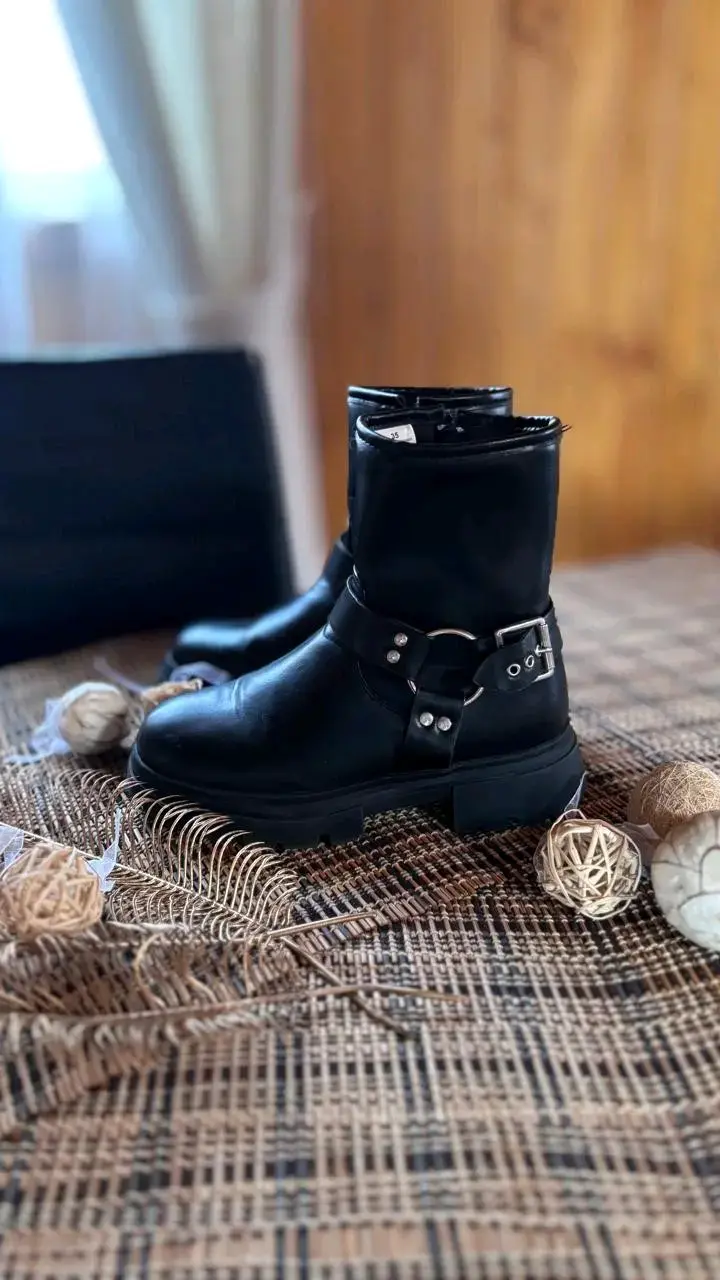 Botas negras de cuero estilo motero - 2