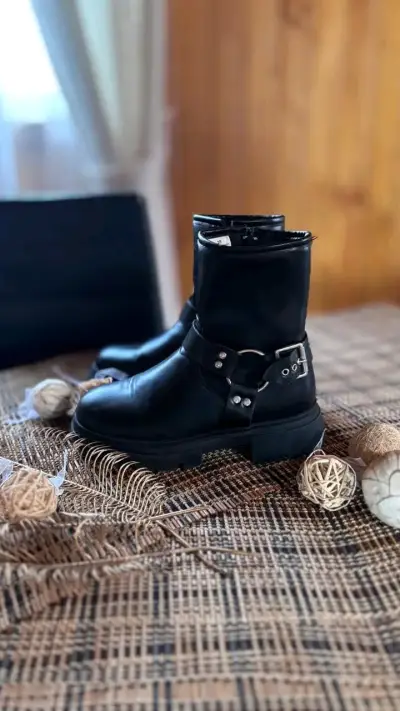 Botas negras de cuero estilo motero - miniatura 2