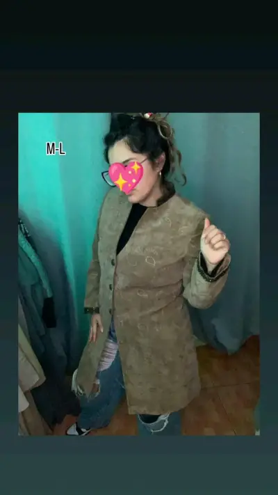 Abrigo de mujer marrón con diseño bordado - miniatura 1