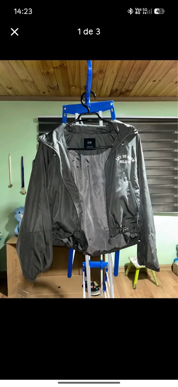Chaqueta cortaviento gris con capucha FSP - 1