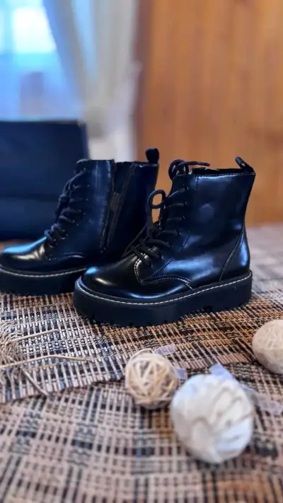 Botines negros de cuero para niña - miniatura 1