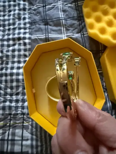 Brazalete dorado con piedras verdes - miniatura 1