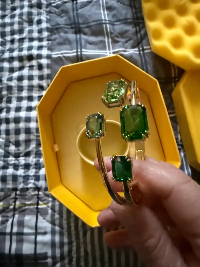 Brazalete dorado con piedras verdes - 2