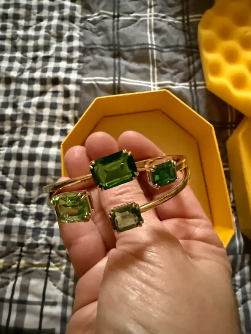 Brazalete dorado con piedras verdes - 3