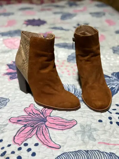 Botines de gamuza marrón con tacón alto - miniatura 1