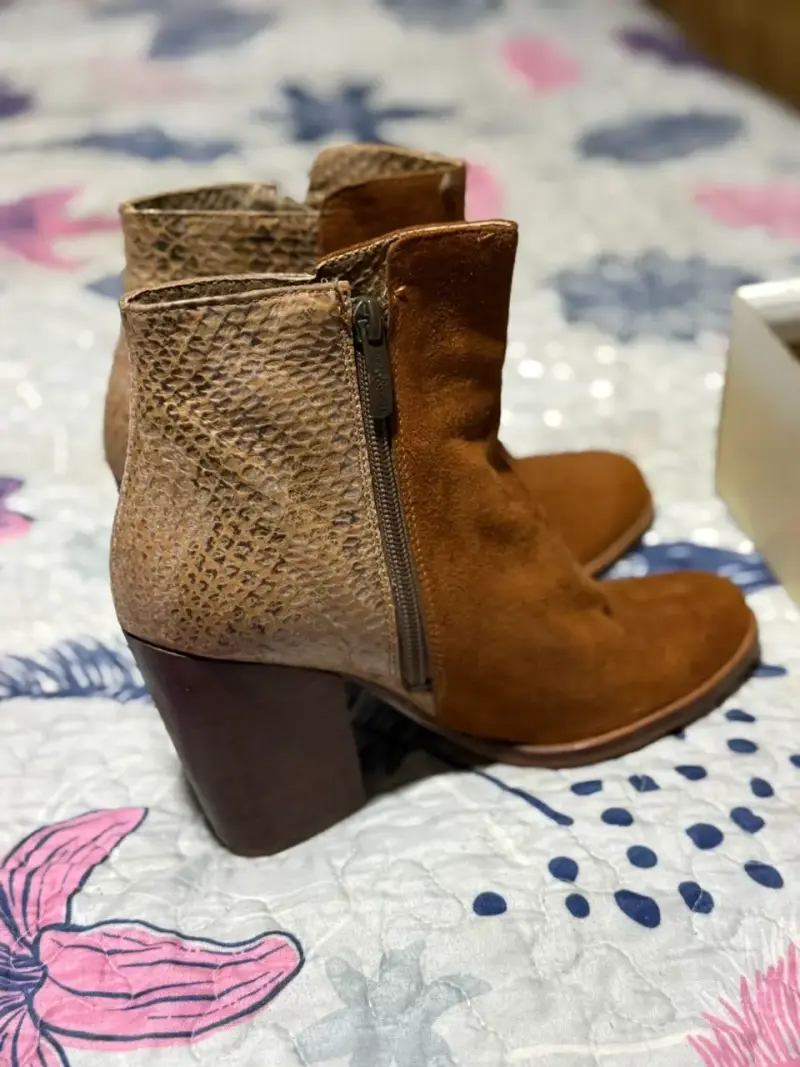 Botines de gamuza marrón con tacón alto - 2
