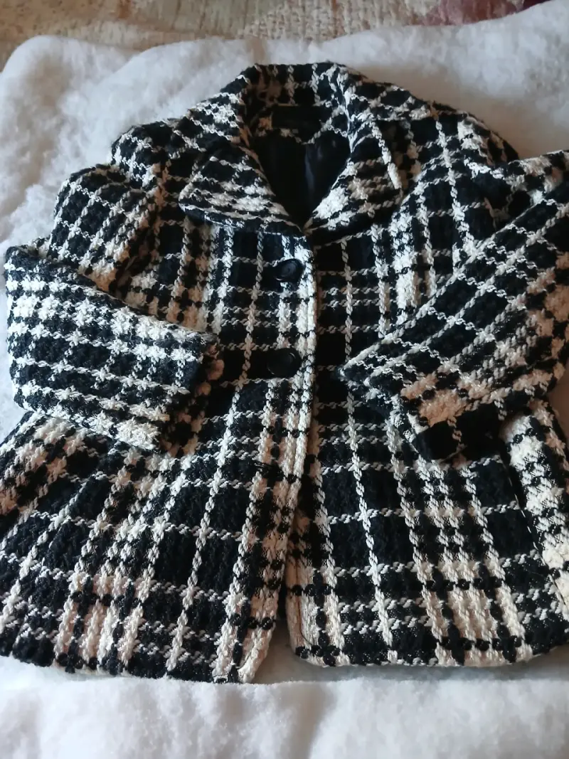 Chaqueta de invierno negra con diseño acolchado - 1