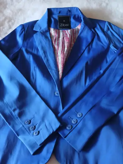 Chaqueta de invierno negra con diseño acolchado - miniatura 2