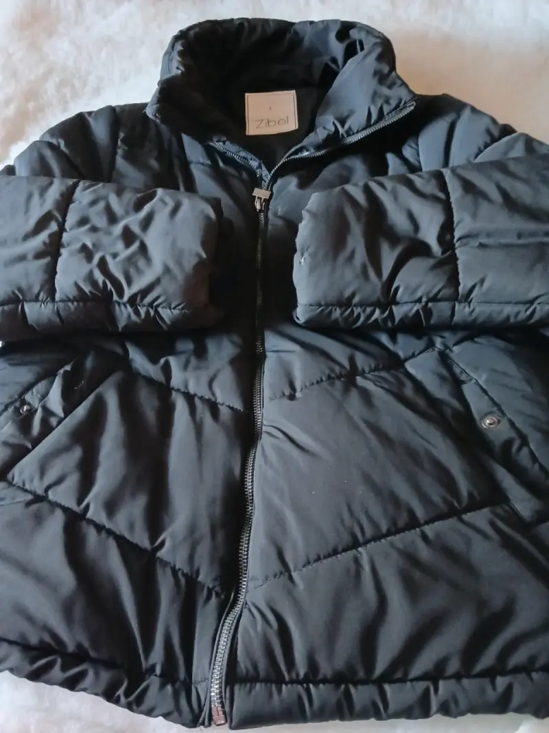 Chaqueta de invierno negra con diseño acolchado - 3